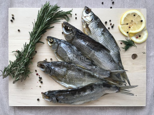 Кукурузные шарики со вкусом краба: Вобла вяленая астраханская крупная